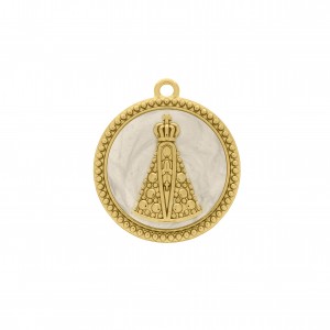 Pingente Nossa Senhora Aparecida Ouro com Resina Pérola 34mm