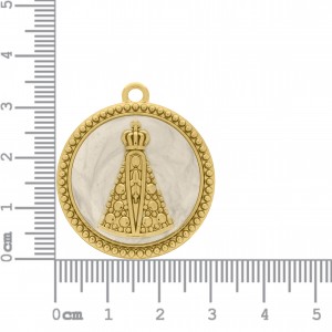 Pingente Nossa Senhora Aparecida Ouro com Resina Pérola 34mm