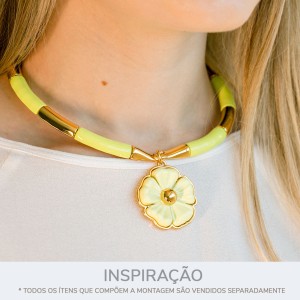 Pingente Flor Ouro com Aplique Verde Lima Suave 41mm