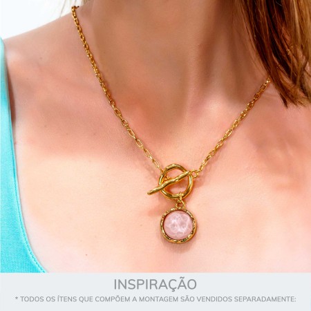 Pingente Medalha Orgânico Dourado com Rosa Translúcido 21mm