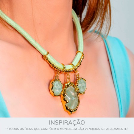 Pingente Medalha Orgânico Dourado com Verde Translúcido 21mm