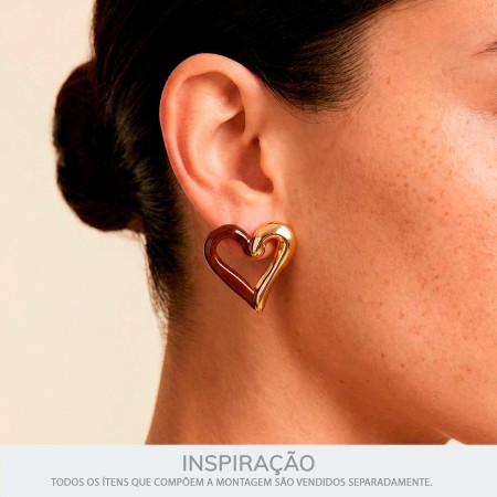 Brinco de Coração Dourado com Acrílico Marrom 30mm
